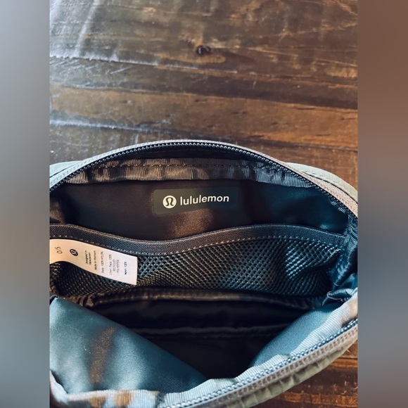 Lululemon Mini Belt Bag 0.7L NWT - Picture 7 of 13